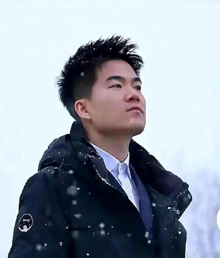 看到一组数据，当场给我整不会了。与辉同行，一年销售额234亿。胖东来，一年销售额