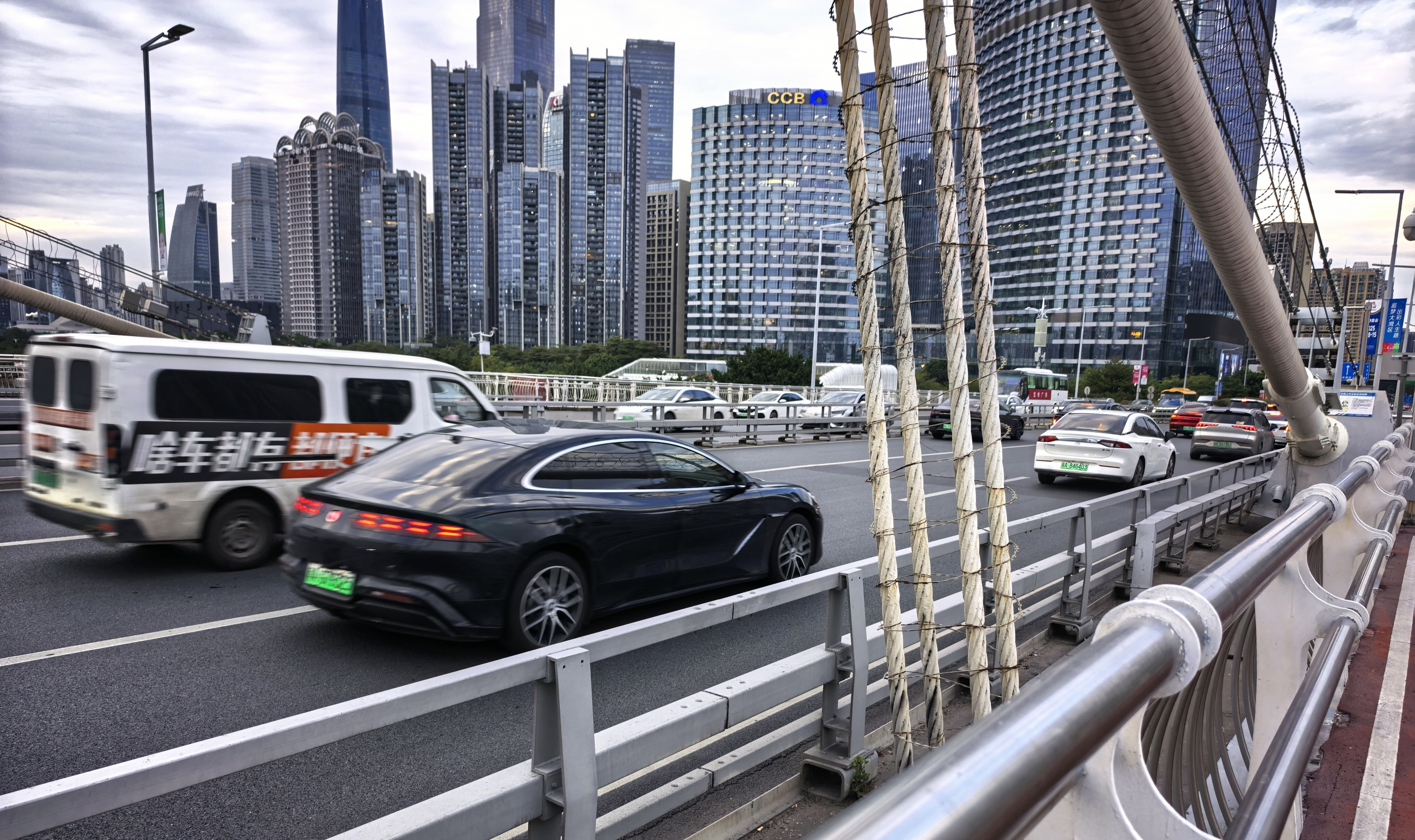 猎德大桥上看见一辆腾势Z9，第一次见