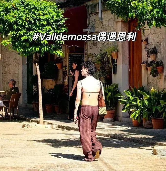 网友偶遇伊能静儿子，这穿的衣服实在让人欣赏不来啊。难道灵感来源是星爷光膀子穿的杀