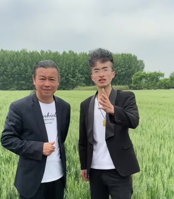 宝鸡第一网红扶风鱿鱼和陕西顶级歌手付飞社老师会面！他们两人似乎在谈论重要的合作事