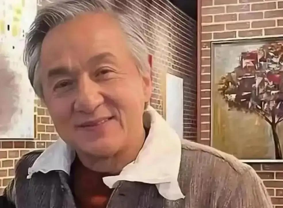 成龙那笔匿名房租汇款，原路退回了。钞票砸在脸上，比二十年沉默更疼。吴卓林甩出