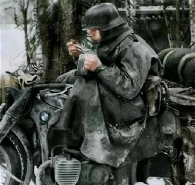 1941年冬，苏德战场处于零下40多度的严寒天气，一个德国通讯兵却坐在宝马摩托车
