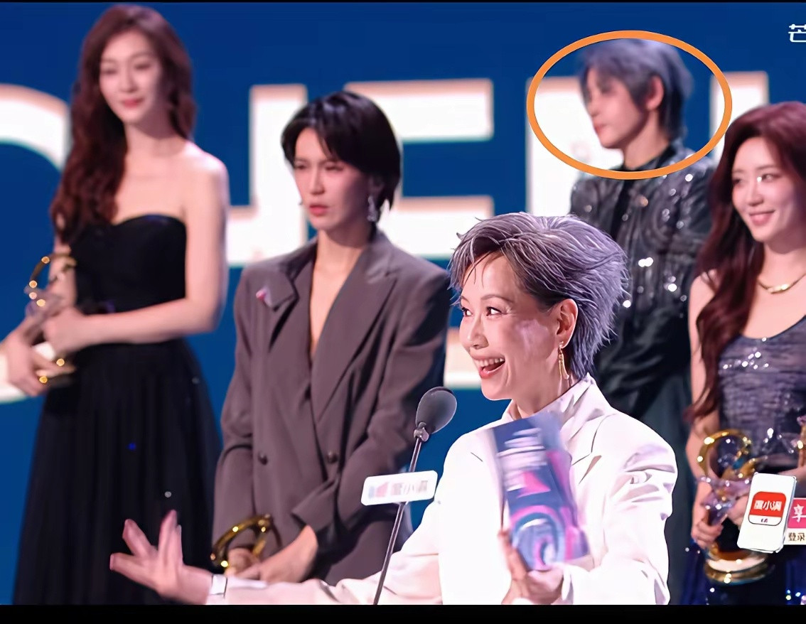 王濛真是演都不演了。别人在那里拿奖，哭的稀里哗啦的。王濛不仅一副不耐烦的表情，甚