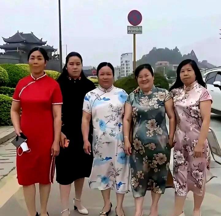 “旗袍挑人”上热搜。网友@小满说：我腰粗，店员直接劝退。网友@阿九回：她15