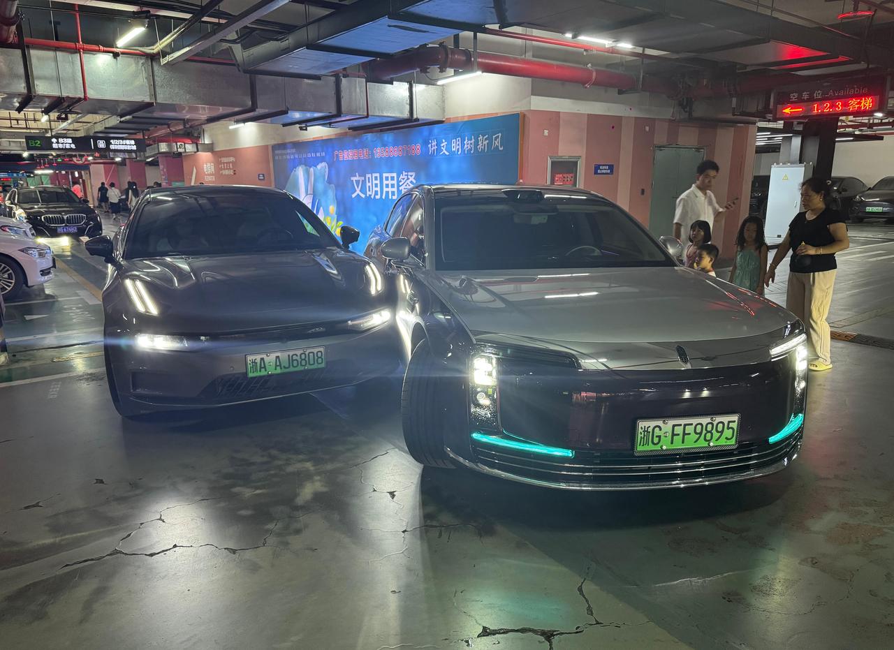 近日，网传浙江的一辆尊界S800在地下停车场自动泊车的过程中，与后方的极氪001