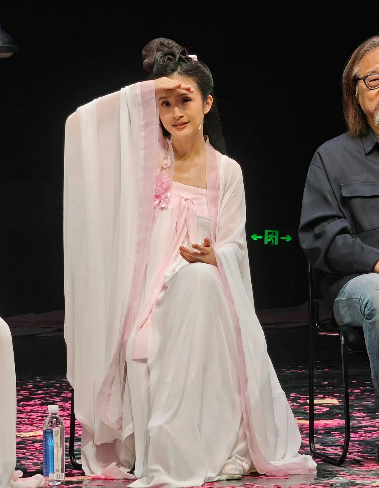 谁能想到！43岁林依晨直言上班比带娃轻松，这句话直接戳中了无数妈妈的心坎里