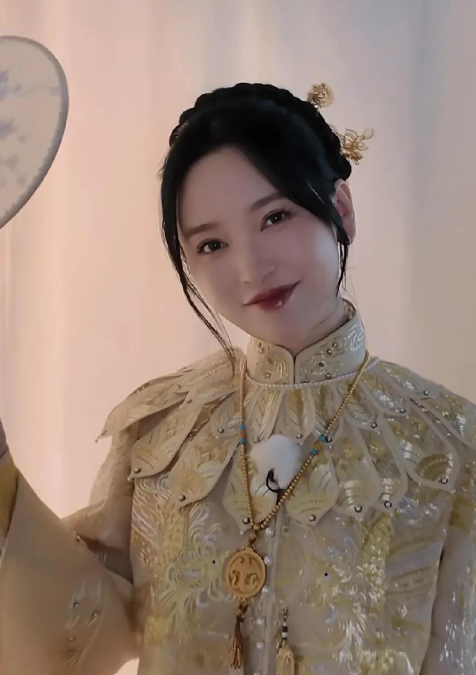 金莎也想不到，弟控们纷纷支持她这一段相差19岁的恋爱，纷纷送上祝福。而有儿子的