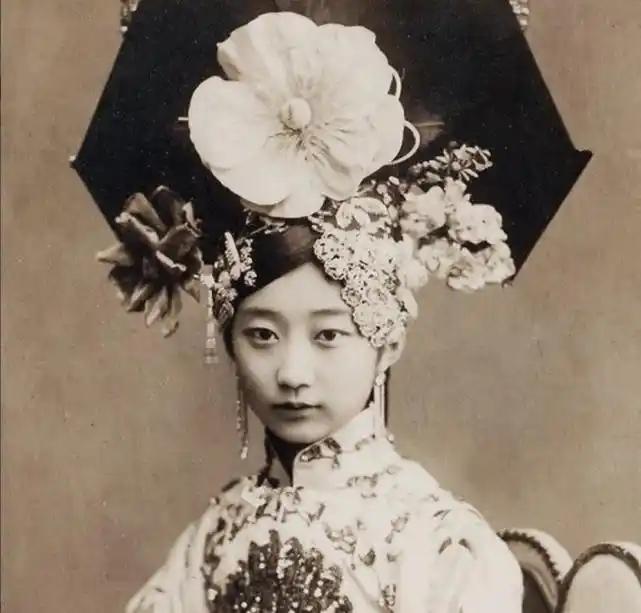 1959年，溥仪特赦回京后，一直暗恋溥仪的王敏彤再也按奈不住喜悦的心情，去医院做
