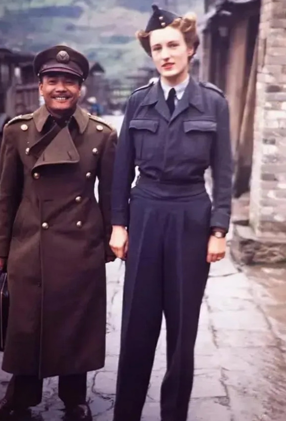 1944年，重庆街头，一名国军上校和一名英国女军官一张珍贵留影，镜头中，他们两个