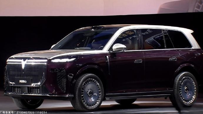 岚图泰山选色难题黑色or紫色我通常偏好深色调的车，所以在现在在黑色和紫色之间