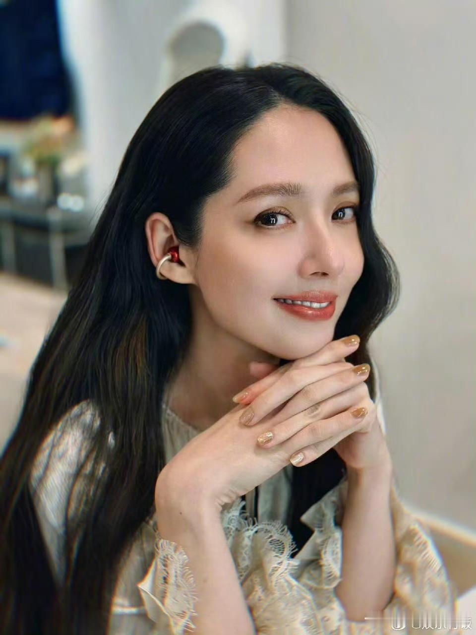 郭碧婷的面向都变了不知道是不是瘦了的原因，她没有之前甜美了，眼睛更加有灵气，有