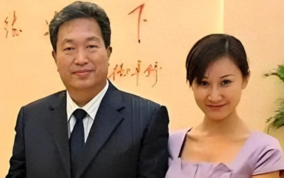 他出门要12名女秘书陪伴，靠一张嘴骗了40万人100亿，最终锒铛入狱......