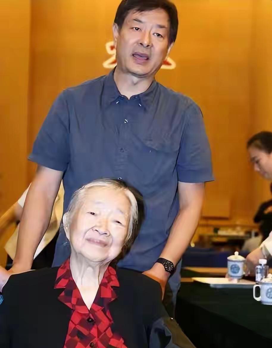 濮存昕：爸爸和弟弟相继去世，母亲受到重创，患上阿尔茨海默症项目，认不出人、容易走