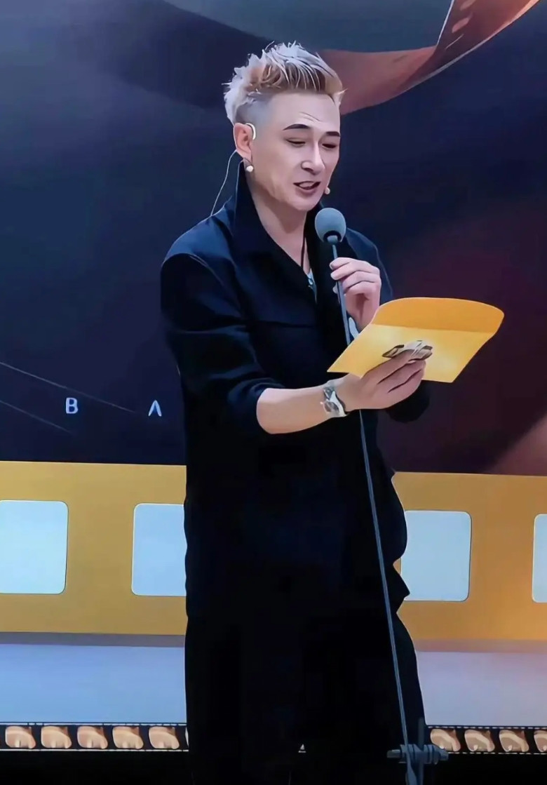63岁的吴镇宇给我们提了一个醒：年轻是一种姿态，而不在于脸上是否有皱纹。吴镇宇