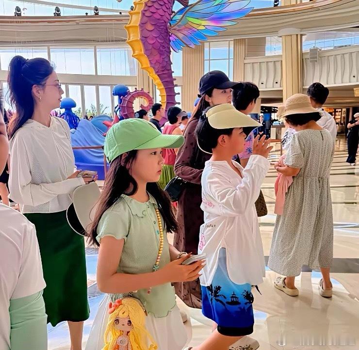 佟丽娅三亚带娃，身边的人换了。去年春节，陈思诚还在。今年，41岁的丫丫和9岁的儿