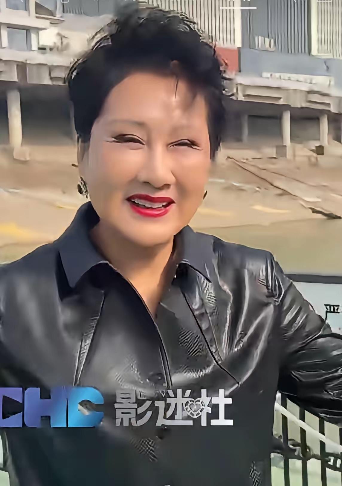 张凯丽也是不服老，为了变年轻，把自己的脸折腾的都快认不出本来面目，眼睛看着像割了