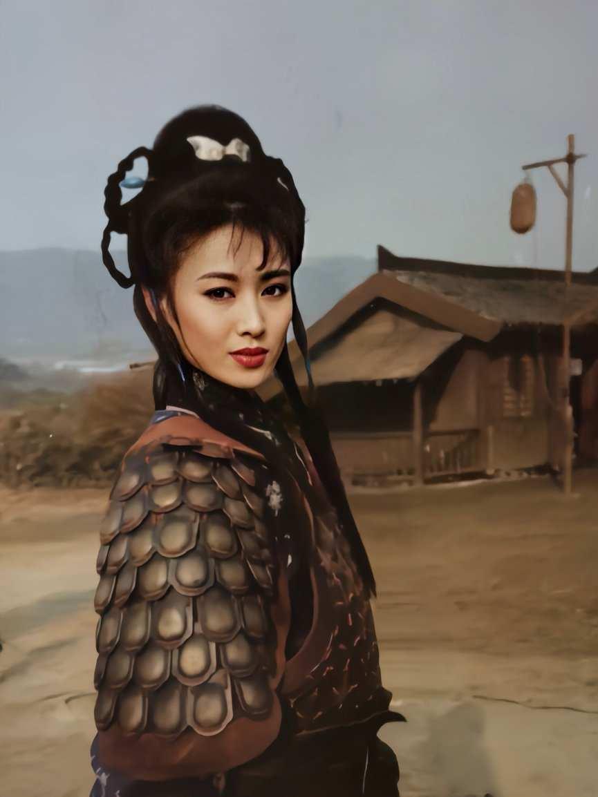 扈三娘被方腊绑走坐压寨夫人，方腊说：“宋江杀了你全家，你不想报仇？跟了我，我给你