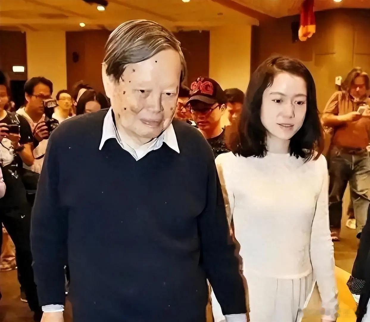 杨振宁去世7个月后，翁帆近况爆出，怀孕传闻早已真相大白杨振宁去世7个月后，49岁