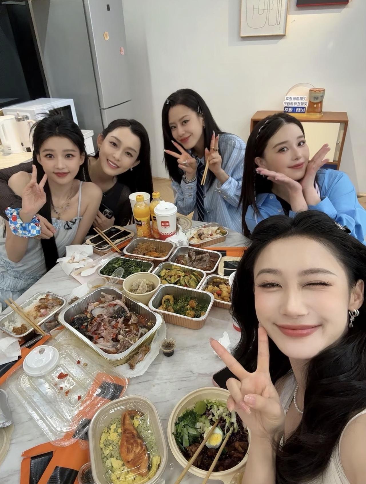 5月5日，阚清子晒自拍合影，五美开心小聚，一起吃饭的画面。五人点了一盒盒吃的