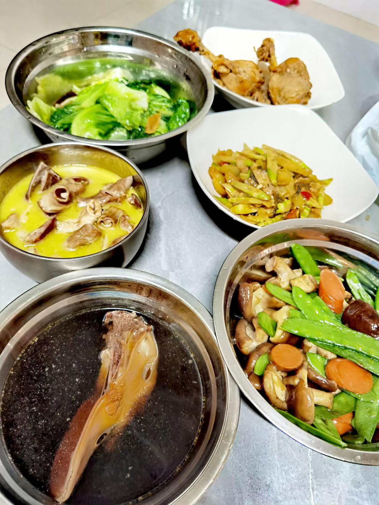 一顿丰盛的家常便饭，色香味俱全的一餐。