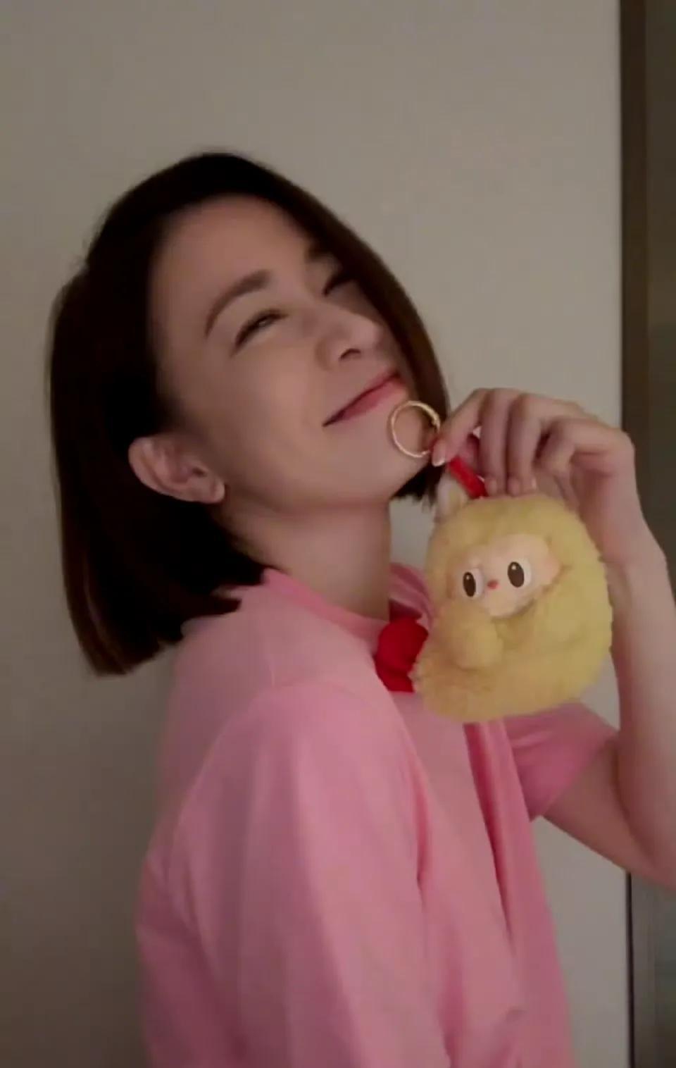 #佘诗曼抢到了炸虾labubu，Labubu爆火背后有何魅力？近日，佘诗曼抢到