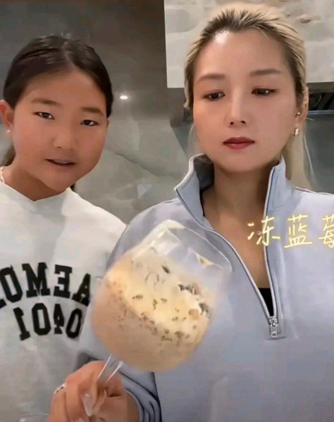 ￼何洁⁠￼￼对三个孩子的偏心，终于藏不住了。同样是亲生的，大儿子和二女儿长得越来