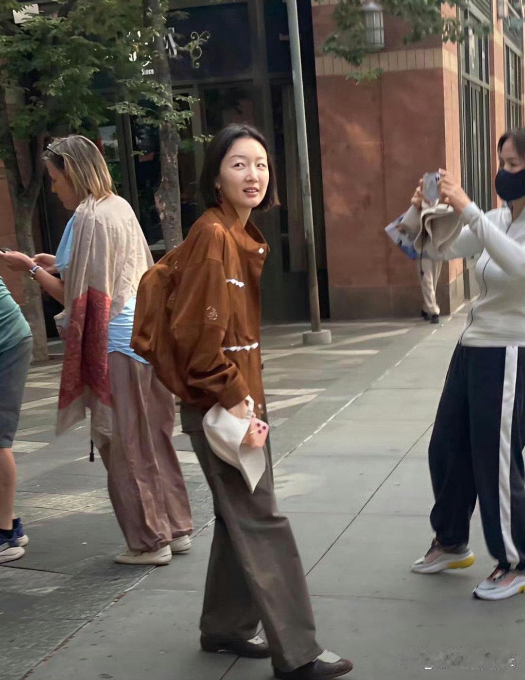 纽约逛街时，竟然碰到素颜的周冬雨啦！谁懂啊，太让人惊喜了！​