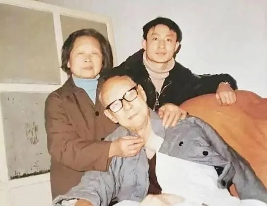 那年，“民国四公子”之一的张伯驹看中了一名歌女潘素，他将一叠现金“啪”一下拍在桌