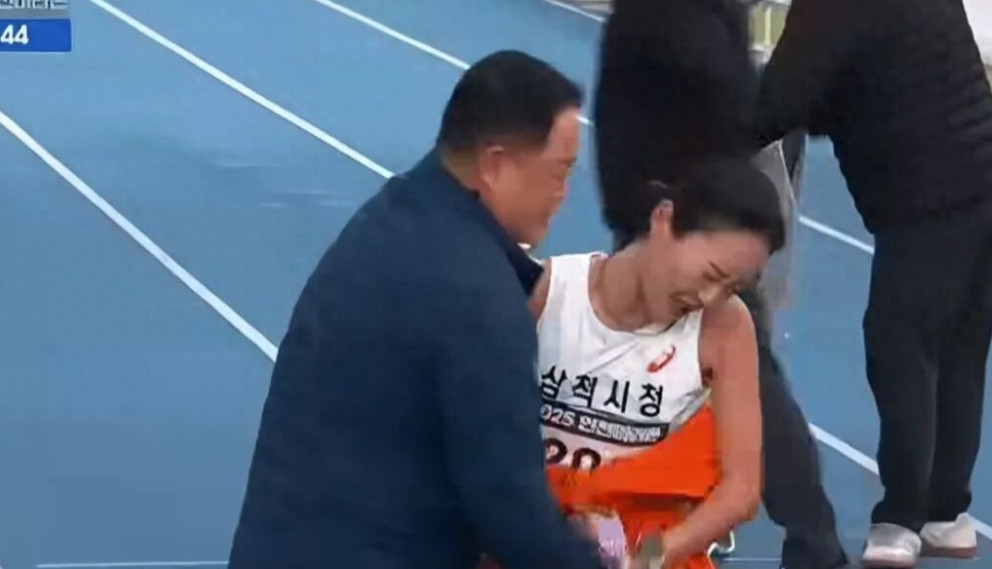 据YTN电视台11月25日报道，23日，在韩国仁川马拉松比赛上，一名男教练看到女