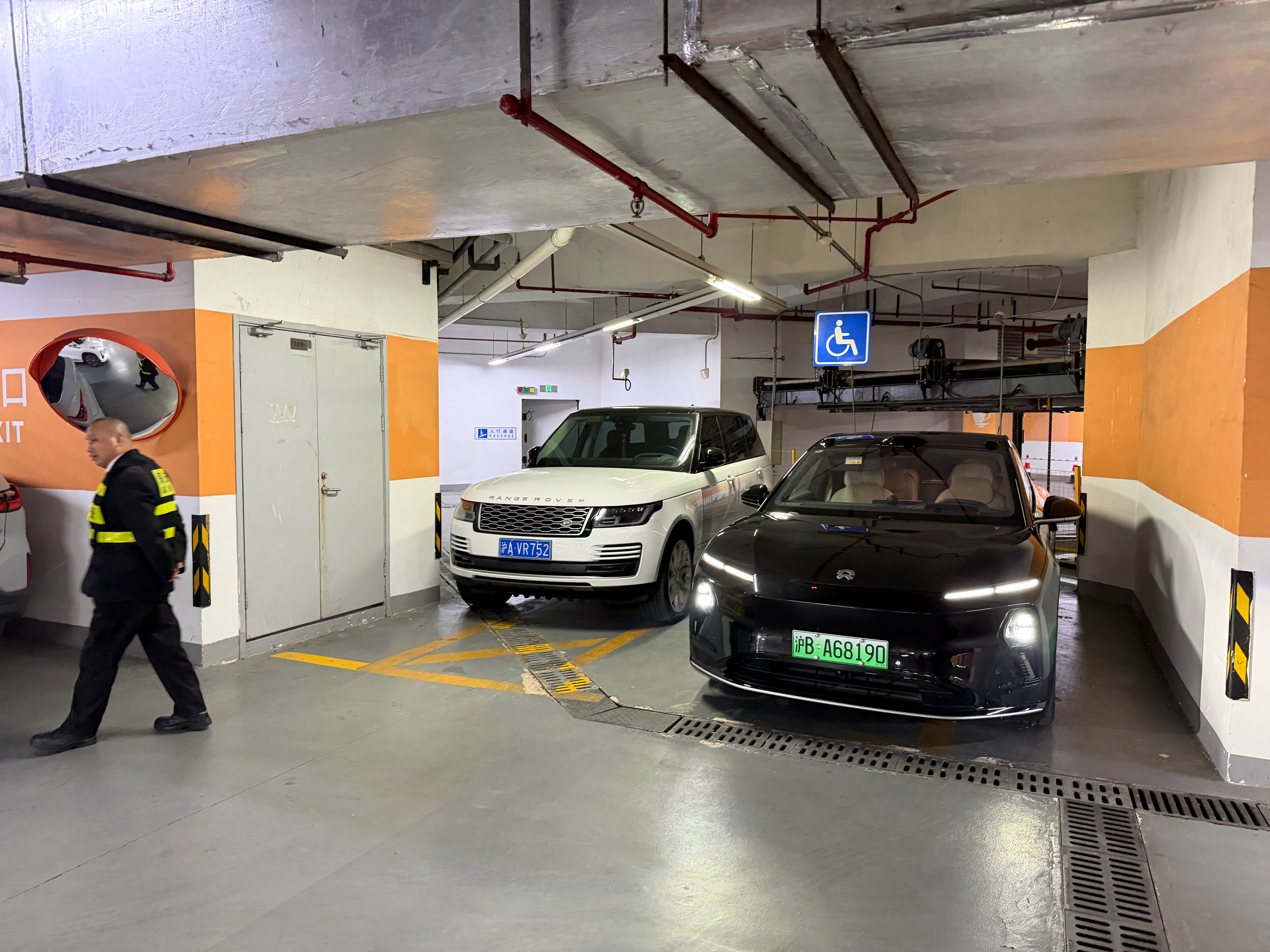 这两个保安人太好了，每次都给我找车位他说我的车比路虎还要大