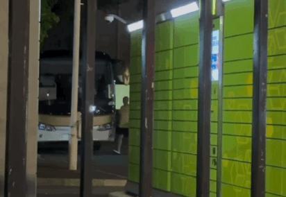 肖指回北京了，肖凯文接机送到体总。父子俩的身影，一高一矮，在体总的大门前
