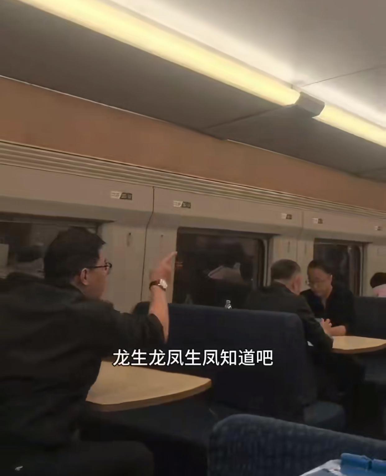 近日，一孩子在高铁上持续吵闹，一位戴眼镜的男子就善意提醒家长约束下孩子，结果就惹
