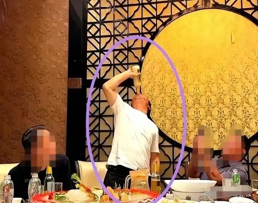 贾冰被兄弟偷拍，郭德纲被观众举报：两面镜子照出的“寒意”最近文艺圈发生了两桩