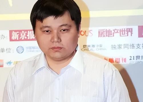 2009年的一次采访，主持人问当年明月，你一年赚了4100万，打算怎么花？听闻此