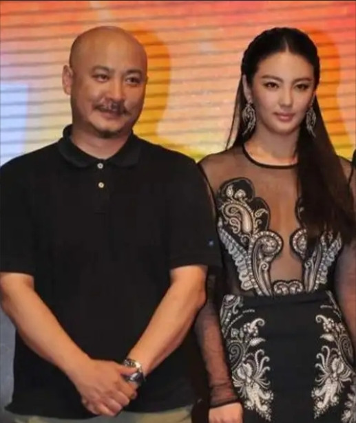 2011年，王全安全然不顾女友余男怀孕，私下约张雨绮吃饭，两人喝的有点多，为了张