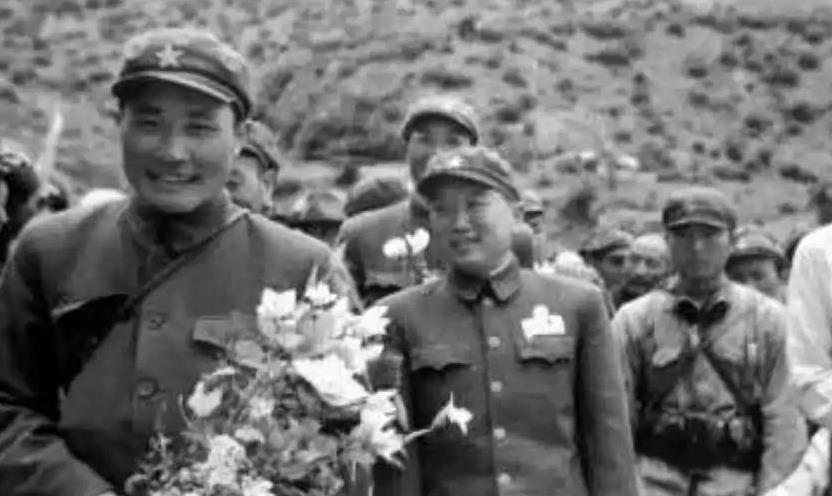 1949年夏，第18军军长张国华率部回乡，警卫员报告：“军长，门口来了1位盲婆婆