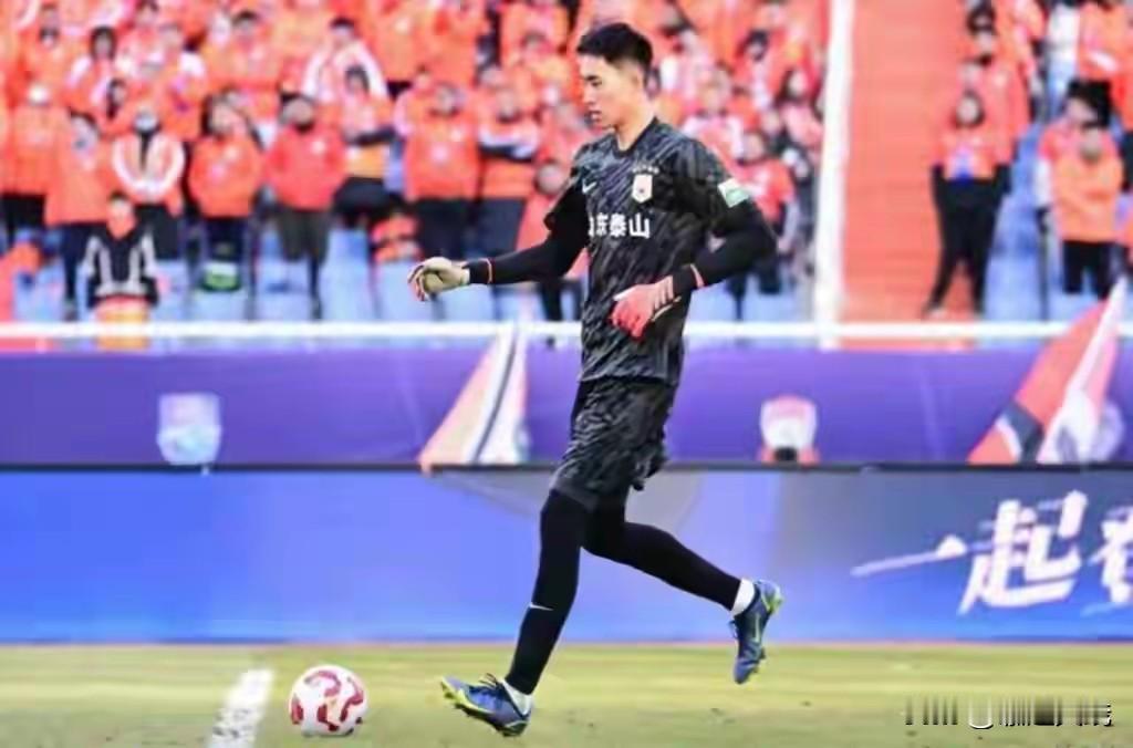 上赛季的山泰山队门将接力顺位是（于金永），但是上场比赛首发门将用了（刘骐玮），表