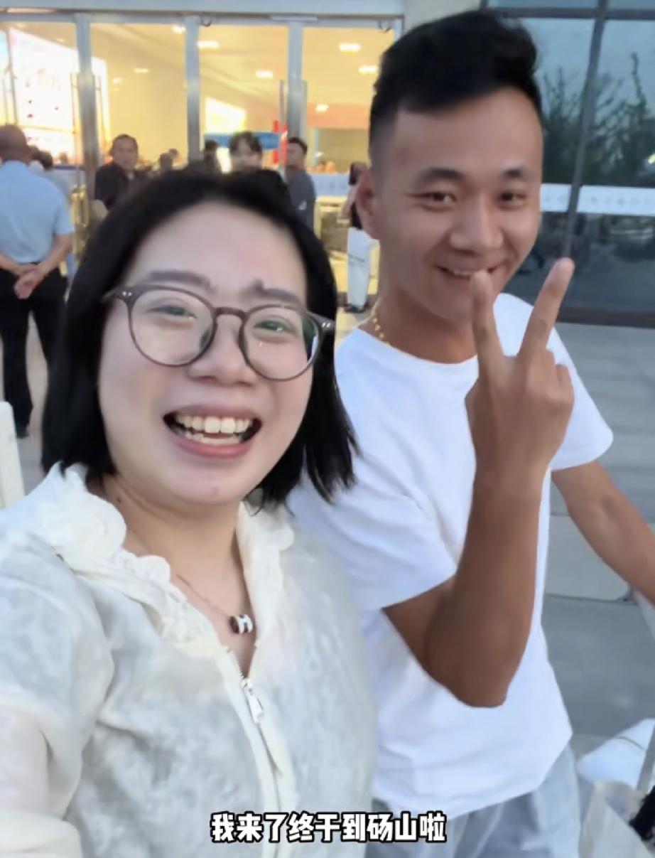 厉怀远小妹三水已经到达砀山厉怀远亲自去高铁站接她，厉怀远看到三水满眼