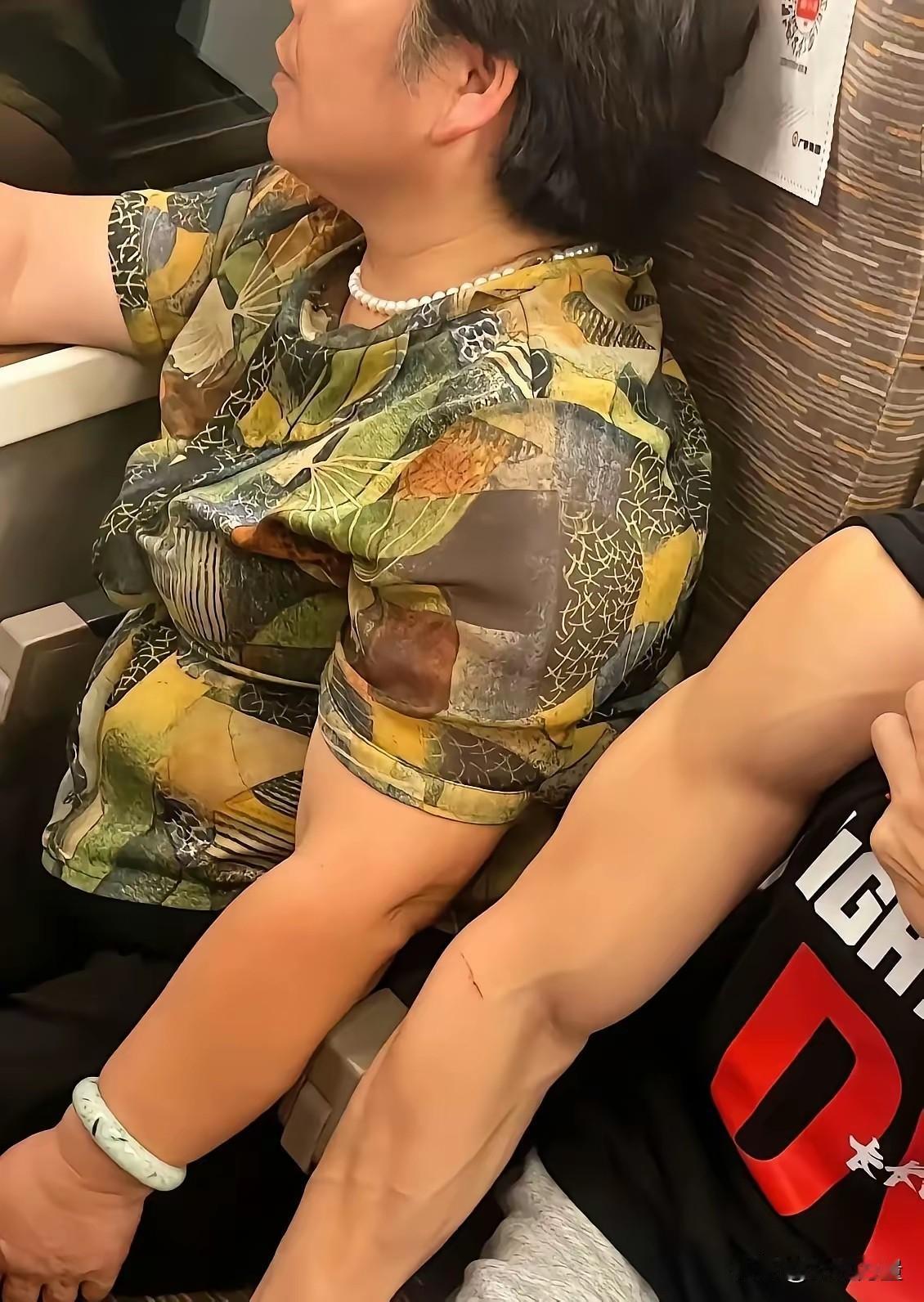 没想到我努力健身，却在这一刻输给了大妈健身:中看劳动:中用[大笑]