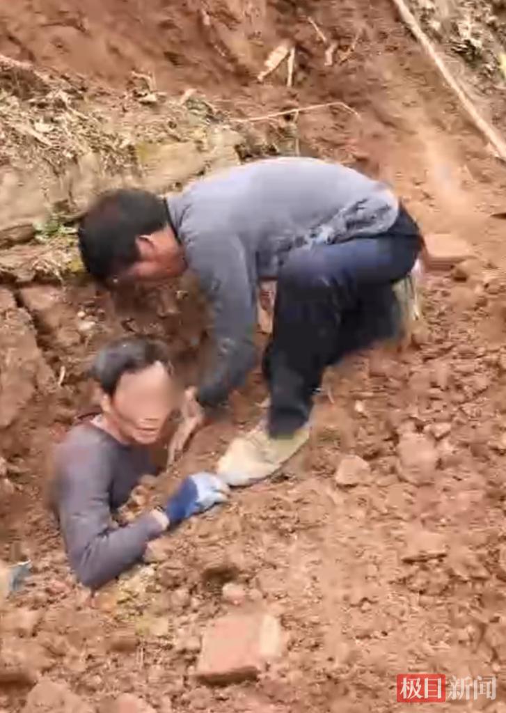 村民挖地基引发塌方被埋 只露一个头