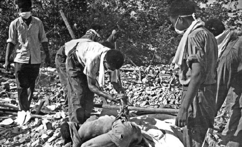 1976年唐山大地震深夜突袭，一座看守所轰然倒塌，200多名原本身负罪责的囚犯在