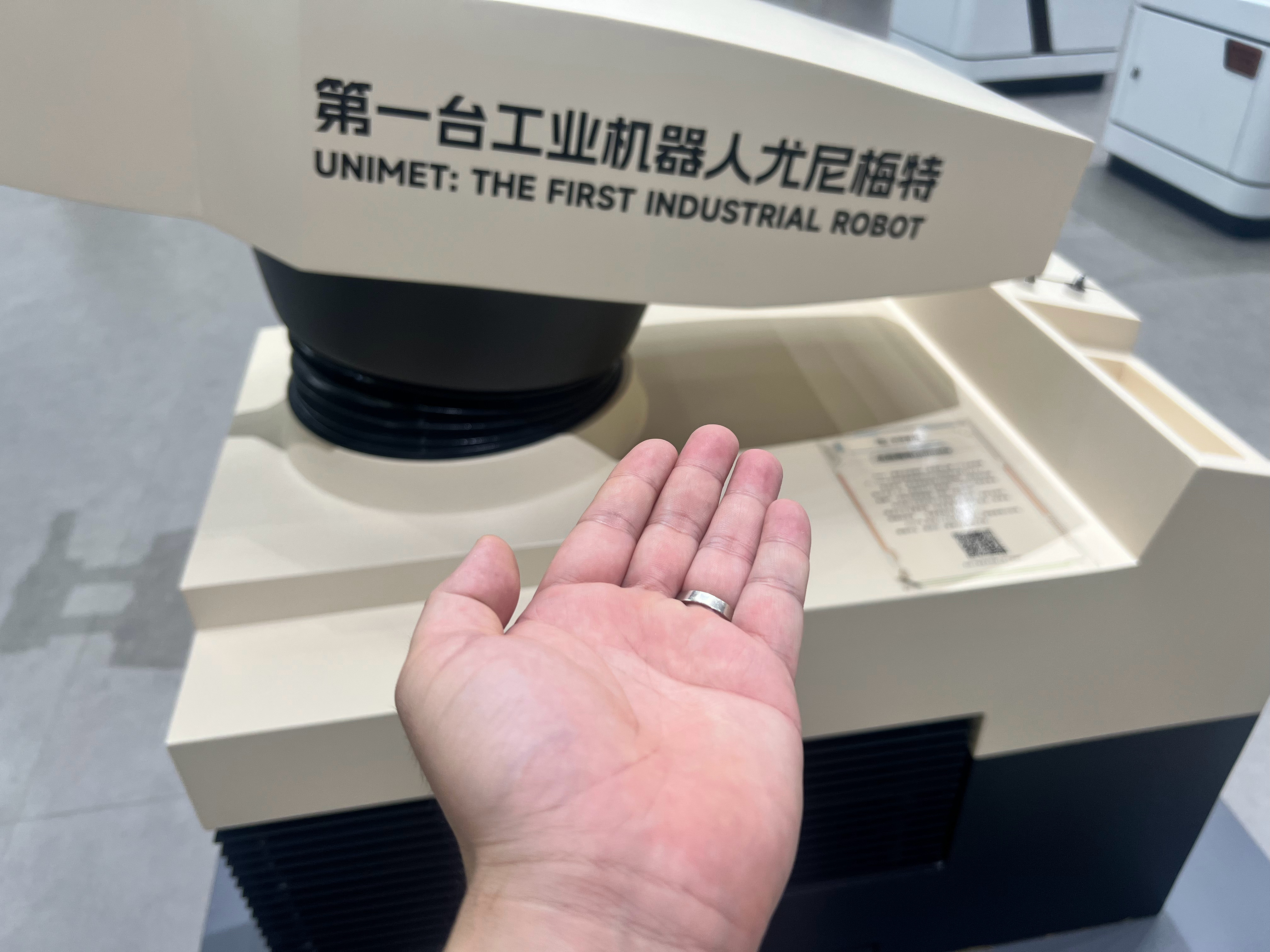人工智能已经进入到我们的日常生活，将会几何级爆发进入各行各业！但不会替代人类的创