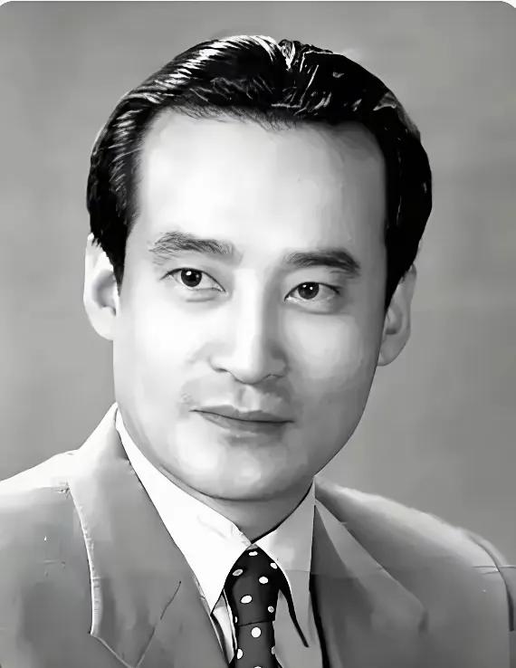 老电影《南征北战》里的敌张军长，在现实中竟是一位帅哥，他在这部影片中给观众留下了