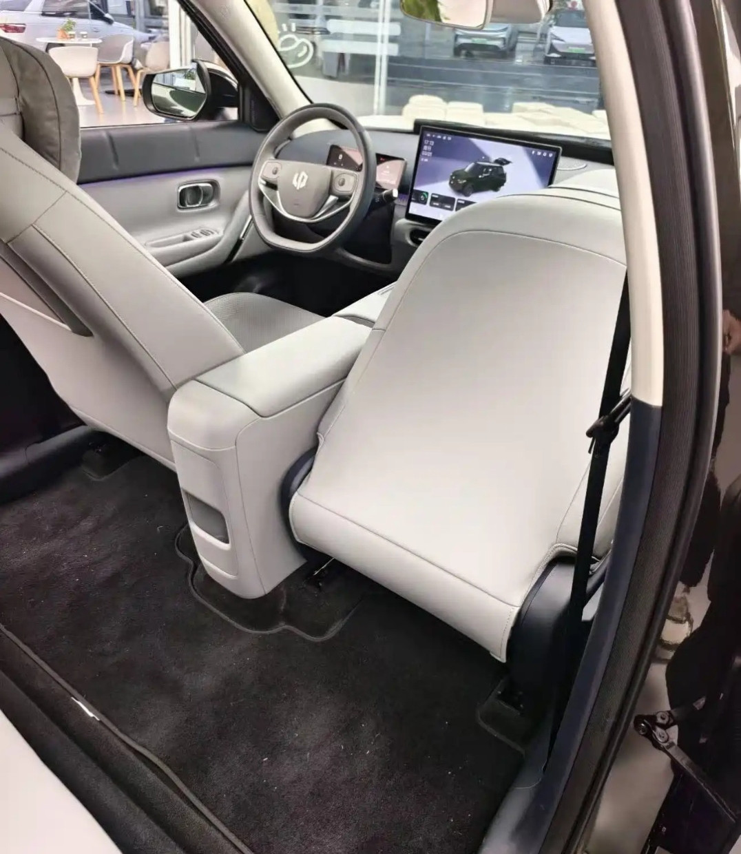 最近零跑A10很火，今天特意去看了看，怎么说呢，这个价位和续航里程表现，确实很难