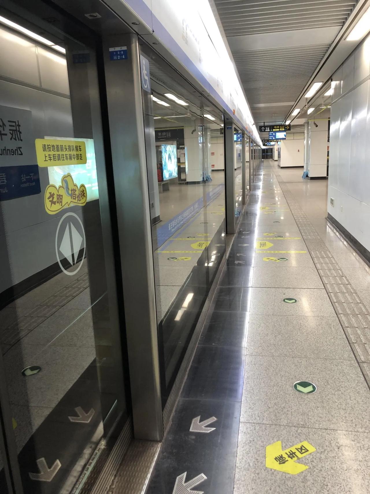 感觉青岛的人越来越少了。现在去好多地方都感觉空荡荡的，甚至好多宽阔的马路上有时候