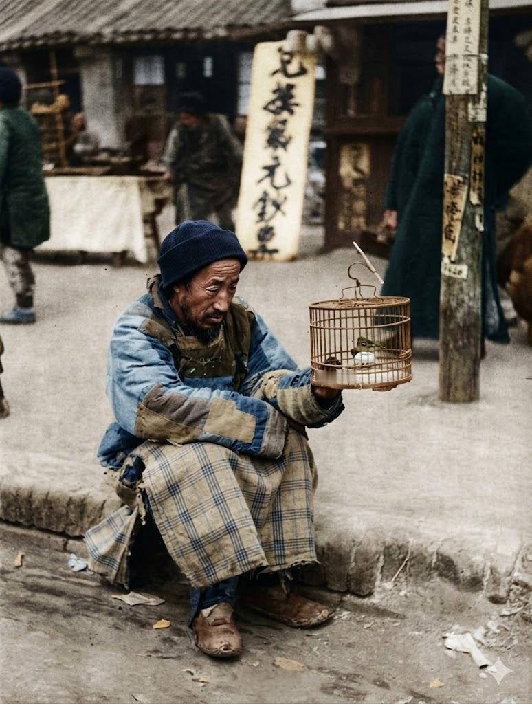 上个世纪30年代的街头，这个男人衣衫褴褛、浑身脏污，颓坐在路边，手里却捧着一只精
