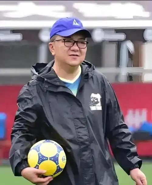 到底谁才是中国足球的笑话？6月8日，董路带着刚从欧洲赢回来的冠军，直接向名宿孙继