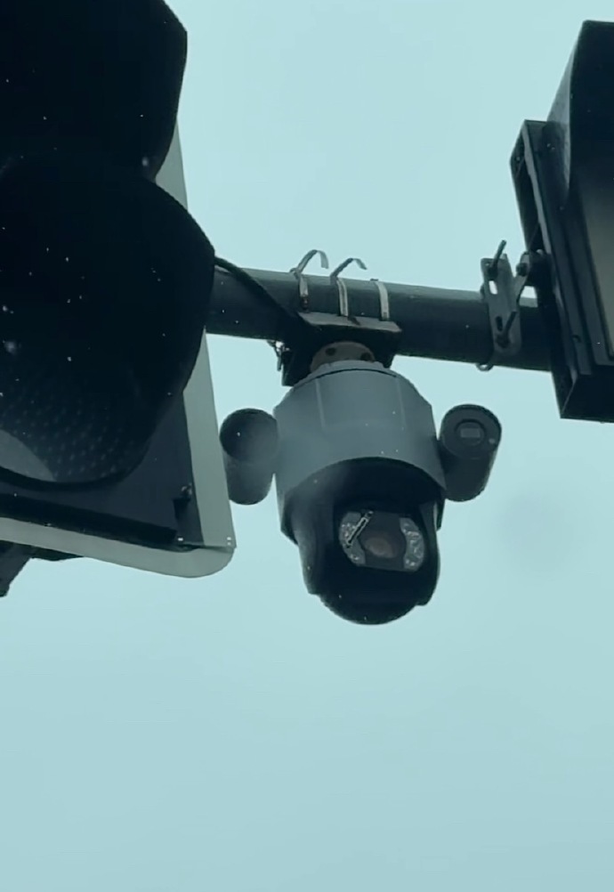 原来摄像头上也有雨刮器