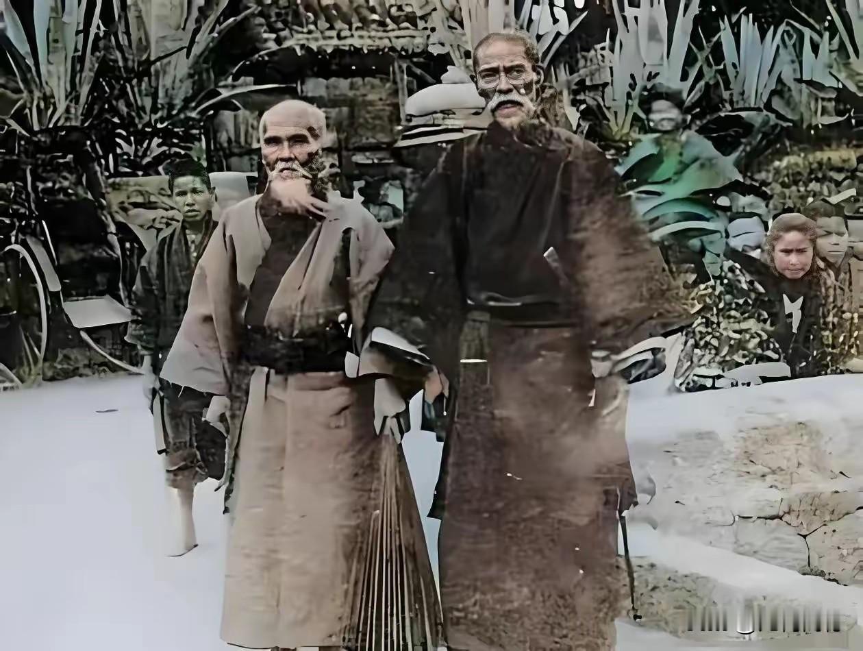 琉球人长的什么样？照片中的这两个人，就是土生土长的琉球人，其中身材高大的这个人，