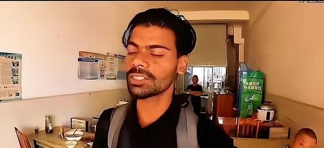 这是一个在中国穷游，靠着一路装可怜得到中国人帮助的印度旅游博主。他在一家小餐